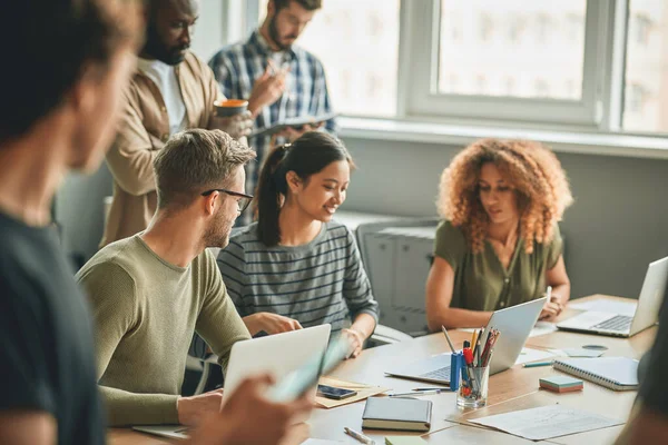 Jeunes collègues travaillant ensemble sur certaines tâches de travail — Photo