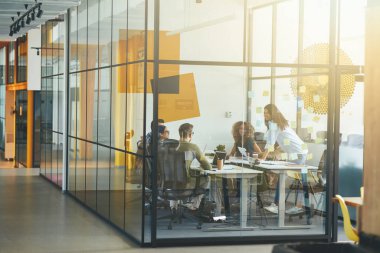 Mobilyalı modern bir ofiste çalışmak büyük bir zevk.