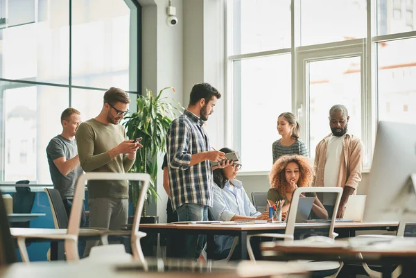 Squadra dei sogni nel bel mezzo della giornata lavorativa in ufficio — Foto Stock