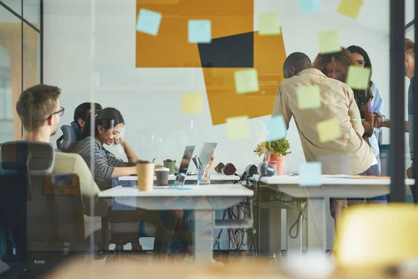 Jeunes professionnels travaillant ensemble sur la solution de tâches — Photo