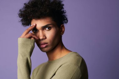 Afrika asıllı Amerikan modelinin yakın plan portresi kameraya benziyor. Afro saç stili çekici bir erkek.