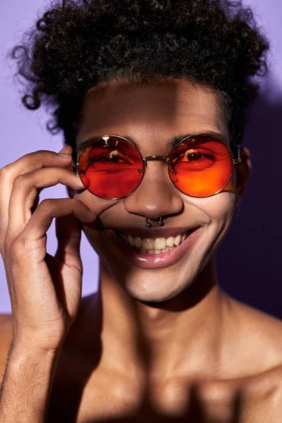 オレンジ色の眼鏡でラテン男性の垂直肖像画を閉じます。陽気トランスジェンダーモデル完璧な体 — ストック写真