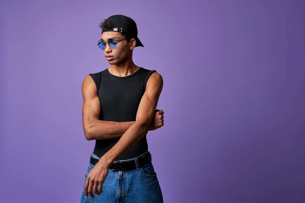 Retrato hombre joven transgénero en vestido casual. Modelo de género trans latinoamericano en camiseta negra — Foto de Stock