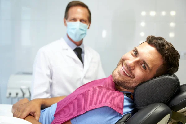 Paziente positivo e il suo medico nello studio dentistico — Foto Stock