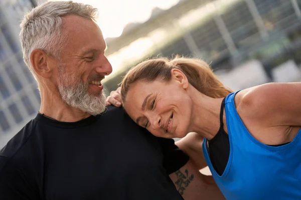Porträt eines schönen Paares mittleren Alters, Mann und Frau in Sportbekleidung beim morgendlichen Training in der Stadt an einem Sommertag — Stockfoto