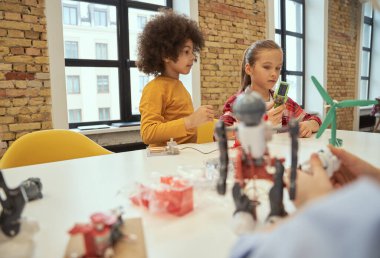 Mantıklı analiz. BTMM dersinde robot yapan şirin kız ve erkek çocuk.
