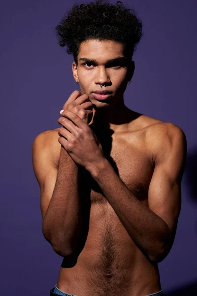 Close up retrato de transgênero modelo masculino olhando câmera. Shirtless jovem homem apto com corpo perfeito — Fotografia de Stock