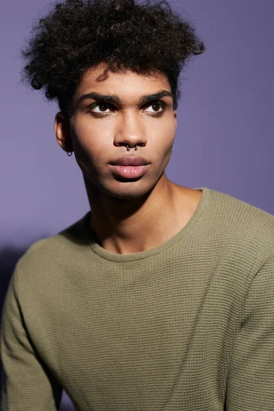 Retrato de joven transgénero afroamericano con peinado afro y vestido casual en estudio — Foto de Stock