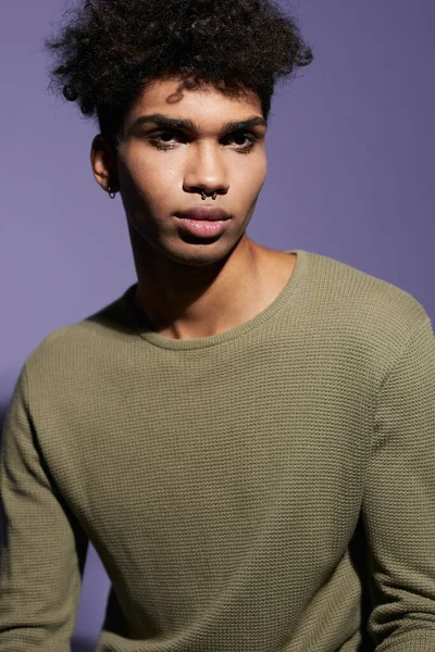 Közelkép portré barna afroamerikai transznemű férfi afro frizura a stúdióban — Stock Fotó