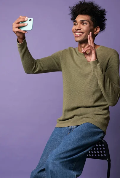 Retrato de joven transgénero alegre tomando selfies con teléfono móvil en la mano —  Fotos de Stock