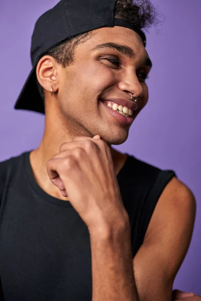 Detailní portrét transgenderové brunetky modelky úsměv v černém tričku. Šťastný hispánský trans gender — Stock fotografie