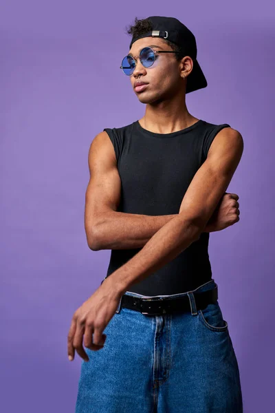 Hombre joven transgénero hispano vestido casual de cerca retrato sobre fondo púrpura. Modelo latino —  Fotos de Stock