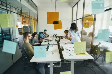 Modern ofiste çalışan çalışkan gençler.