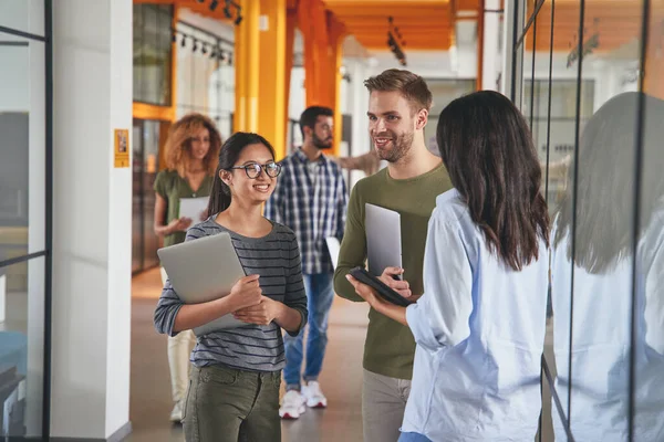 Giovani entusiasti che lavorano per un'azienda moderna e perspicace — Foto Stock