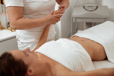 Kadın müşteri sağlık merkezinde profesyonel masaj yaptırıyor.