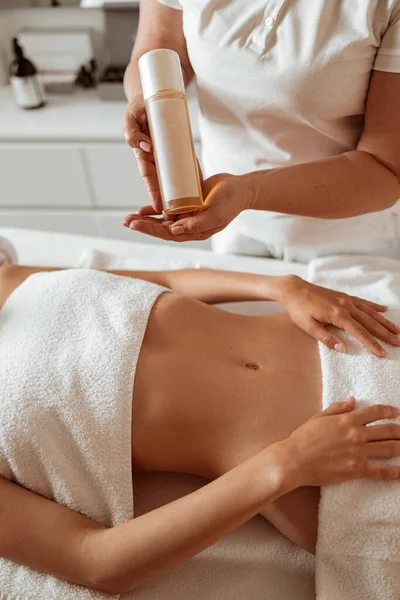 Mujer joven teniendo procedimiento de spa en el salón de belleza —  Fotos de Stock