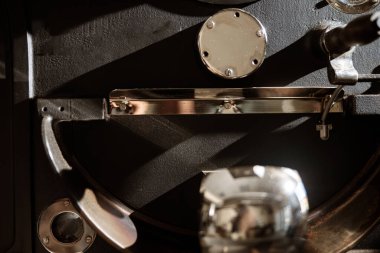 Çeşitli metal parçaları olan profesyonel kahve kızartma makinesi.