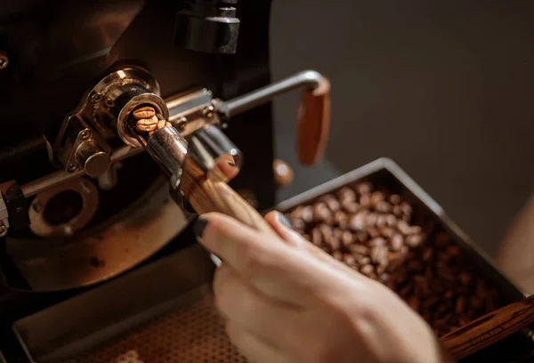 Ipari kávépörkölő gépet használó férfi munkavállaló — Stock Fotó