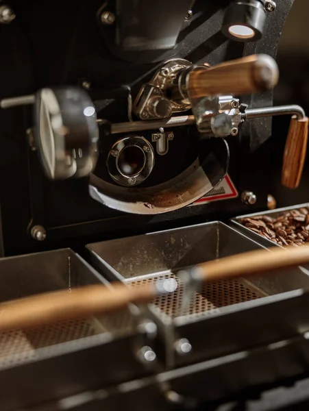 커피콩을 담는 용기가 있는 커피볶는 기계 — 스톡 사진