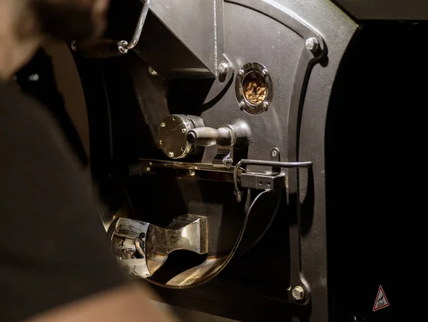 Moderna máquina de tostado de café con varias piezas de metal — Foto de Stock