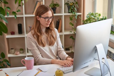 Karantinada çalışırken gülümseyen bayan.