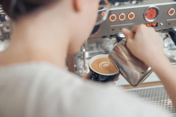 Barista femenina haciendo arte latte en cafetería — Foto de Stock