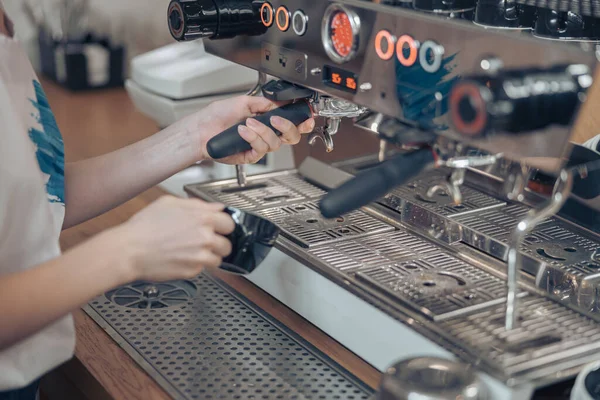 Mulher barista usando máquina de café no trabalho — Fotografia de Stock