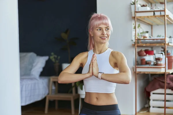 Practicante de yoga hace namaste mudra por las manos durante el entrenamiento en casa en balcón — Foto de Stock