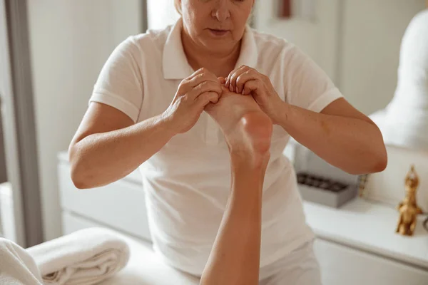 Ung kvinna som fick fotmassage i spasalong — Stockfoto