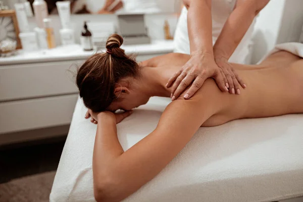 Klien perempuan menerima terapi pijat di spa salon — Stok Foto