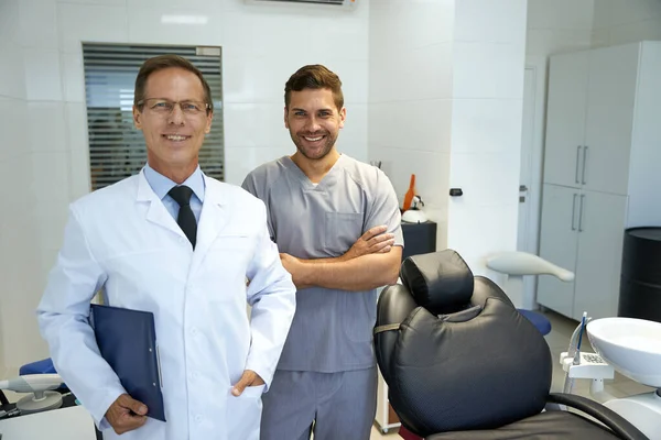 Дружелюбный персонал стоматологической клиники приветствует пациентов — стоковое фото