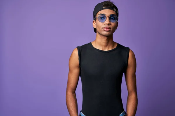 Retrato horizontal de un joven transgénero en camiseta negra, gafas de sol azules. Sexo trans latino — Foto de Stock