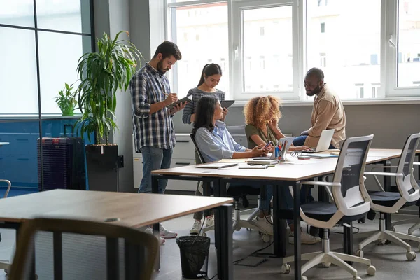 Lavoratori che fanno brainstorming insieme nella sala conferenze — Foto Stock