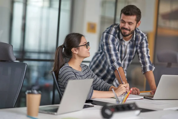 Direktor und Arbeiter sprechen über den Zustand des neuen Projekts — Stockfoto