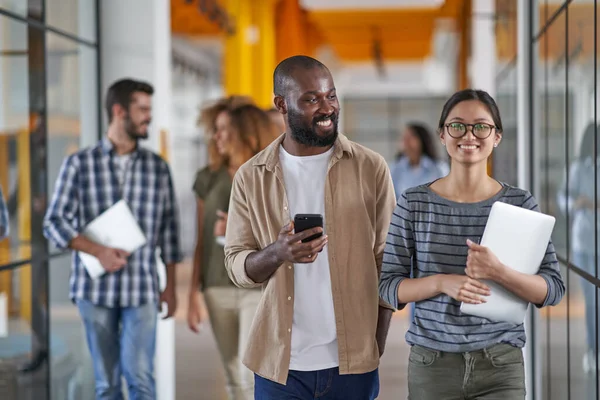 Afrikansk man som håller smartphone och talar med kvinna — Stockfoto