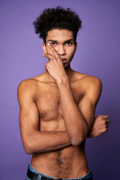 Modelo transexual posando. Retrato de jovem sem camiseta isolada sobre fundo roxo — Fotografia de Stock