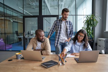 Tecrübeli işçiler ofiste ifadeler hakkında konuşuyorlar.