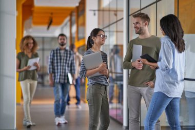 İşçiler dinleniyor ve ofiste mola veriyorlar.