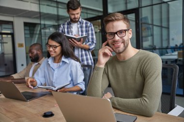 İşçiler sıcak konferans odasında birlikte konuşuyor.