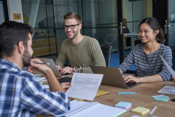 Travailleurs heureux sur la conversation dans la salle de conférence — Photo