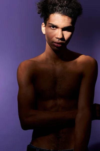 Retrato de jovem afro-americano em pé em pose casual e olhando câmera. Modelo transgénero — Fotografia de Stock