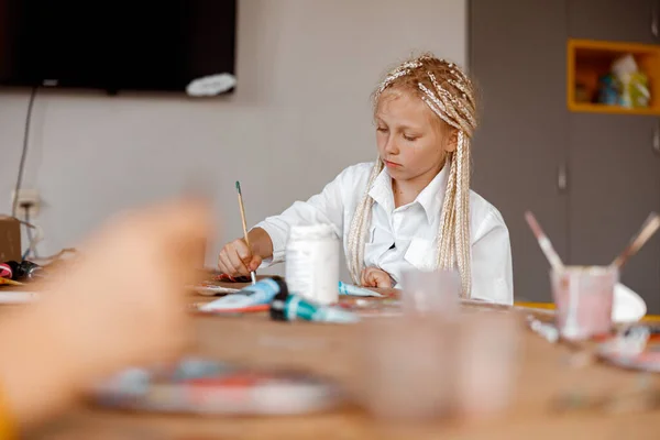 Anak belajar melukis dengan cat air di sekolah — Stok Foto
