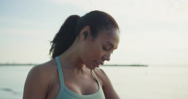 Kablosuz kulaklıklarla müzik dinleyen, dinginliği somutlaştıran ve odaklanan sağlıklı bir kadın.