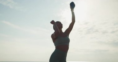 Enerjik ve enerjik bir kadın açık hava egzersizinden zevk alır. Her yönden vücut bulmuş spor ve motivasyondan keyif alır.