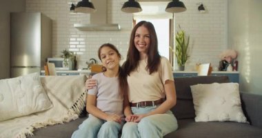 Aile sevinci paylaşılır, mutlu bir aile anı, mutlu bir hafta sonu sabahı gülümseyen anne ve kızıyla.