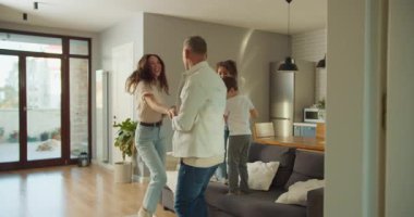 Farklı sözcük dağarcığı seçenekleriyle benzersiz ifadeler oluştur, aynı mesajı ileten tamamen farklı beş kelime oluştur