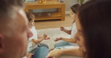 Mutlu aile toplantısı, sıcak aile toplantısı. Büyük anne ve büyük babaların eğlenen ve gülümseyen çocukları izlemesi.