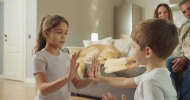 Genç kız cesaret verici bir alkış yarışması başlattı, genç kız aile üyeleri arasında coşkulu bir şekilde alkışlamaya başladı.