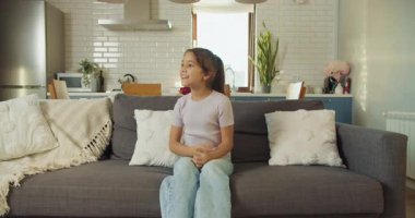 Ablamız, kardeşime sarılmak için oturma odasına uzandı. Hoş geldin, sıcak bir kucaklaşmaya ve şefkatli bir kardeşe dönüştü.