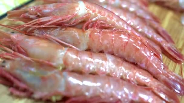 Shrimps on cutting board. Chef peels shrimp and prepares it for cooking. HD — Stock Video